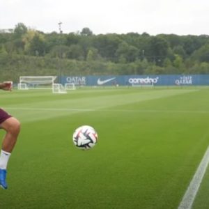 Lucas Hernandez, défenseur de 28 ans du Paris Saint-Germain, a retrouvé la compétition le mardi 10 décembre en entrant en jeu lors de la victoire 0-3 en Autriche contre le RB Salzbourg pour le compte de la 6e journée de la phase de ligue de la Ligue des Champions. Cela suite à plusieurs mois de guérison et de travail suite à sa lésion du ligament croisé antérieur du genou en avril contre le Borussia Dortmund. Il est maintenant possible de suivre ce parcours avec les exercices et déclarations du joueur sur sa situation.