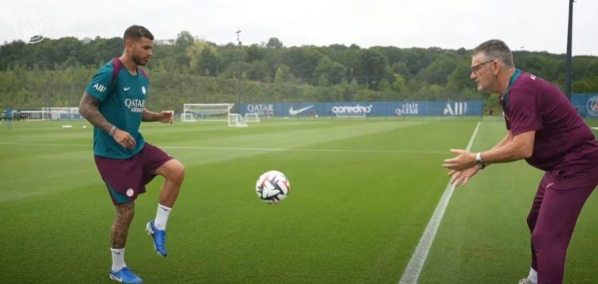 Lucas Hernandez, défenseur de 28 ans du Paris Saint-Germain, a retrouvé la compétition le mardi 10 décembre en entrant en jeu lors de la victoire 0-3 en Autriche contre le RB Salzbourg pour le compte de la 6e journée de la phase de ligue de la Ligue des Champions. Cela suite à plusieurs mois de guérison et de travail suite à sa lésion du ligament croisé antérieur du genou en avril contre le Borussia Dortmund. Il est maintenant possible de suivre ce parcours avec les exercices et déclarations du joueur sur sa situation.