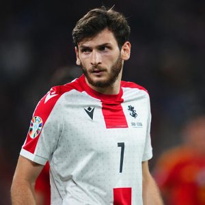 Khvicha Kvaratskhelia, attaquant de 23 ans de la Géorgie, a officiellement quitté Naples ce vendredi soir afin de rejoindre le Paris Saint-Germain avec un contrat jusqu’en juin 2029. Le joueur a répondu à quelques questions pour le site officiel du club suite à son arrivée. L’occasion d’évoquer sa joie, son choix, les joueurs qu’il connaît dans l’effectif, le coach Luis Enrique, ses objectifs et les supporters. Kvaratkshelia « Le projet est ce qui m’a convaincu de venir ici. » « Quel sentiment au moment de devenir un joueur du Paris Saint-Germain ? C’est un honneur de pouvoir porter le maillot du PSG. C’était un rêve pour moi de jouer pour l’une des plus grandes équipes du monde. C’est une grande fierté et un rêve, et nous allons nous battre ensemble pour accomplir nos rêves. Je suis très heureux. Qu’est-ce qui a fait pencher la balance dans ton choix ? Le projet est ce qui m’a convaincu de venir ici. Je sais ce que le club veut accomplir, et comment il travaille avec les joueurs. Cela correspond à ce que je suis, beaucoup de grands joueurs ont joué ici, je n’ai pas beaucoup réfléchi quand j’ai eu l’opportunité de venir à Paris. Kvaratkshelia « je connais Gigio (Donnarumma), avec qui j’ai échangé avant de rejoindre le Paris Saint-Germain. » Connais-tu déjà certains joueurs au club ? Je connais certains joueurs, oui. Fabian (Ruiz), avec qui j’ai joué à Naples. Et je connais Gigio (Donnarumma), avec qui j’ai échangé avant de rejoindre le Paris Saint-Germain. Tu vas travailler avec Luis Enrique… Il est un des meilleurs entraîneurs du monde, je sais que je vais apprendre beaucoup en travaillant avec lui, et je suis très heureux de devenir un joueur entraîné par Luis Enrique. Kvaratskhelia « vivre de nouveaux challenges en venant ici à Paris, de nouveaux rêves, de nouveaux objectifs. » Quels sont tes objectifs en venant ici à Paris ? Je veux vivre de nouveaux challenges en venant ici à Paris, de nouveaux rêves, de nouveaux objectifs. Je veux m’améliorer pour aider l’équipe au maximum et donner le meilleur de moi-même. Un mot pour les supporters ? Je veux les rencontrer bientôt, j’ai hâte de connaître de grandes émotions avec eux. Je suis très heureux de les rejoindre ici, et à très vite ! » Logiquement, Kvaratkshelia est heureux d’arriver au PSG. Sinon, tout simplement, il n’aurait pas fait ce choix. Lequel était visiblement très clair pour lui, puisqu’il a attendu depuis l’été dernier un accord entre les deux clubs pendant que Naples lui proposait un nouveau contrat. On ne peut qu’apprécier cette détermination. On devrait facilement la retrouver sur le terrain tant c’est dans les habitudes du joueur, en plus de sa créativité. Le tout pour servir des qualités techniques et une polyvalence qui devraient ravir le coach Luis Enrique. Avec son amour pour les mouvements et utilisation des divers espaces, il devrait bien savoir comment utiliser le Géorgien. Et possiblement le faire progresser encore afin qu’il franchisse un palier. Il y a de grands espoirs avec Kvaratskhelia au PSG. Il espère forcément accomplir de grandes choses, avec une faim de titre. Espérons qu’il y aura bien la belle histoire attendue. Même s’il faudra savoir être patient, avec un possible temps d’adaptation nécessaire en changeant de club et de pays. Nous sommes tous pressés de voir les premiers pas de l’international géorgien à Paris, peut-être contre Reims samedi prochain lors de la 19e journée de Ligue 1. Mais il ne faudra pas avoir trop d’attente et le descendre s’il n’est pas brillant tout de suite. Même s’il pourrait bien être très vite réjouissant à voir. On note en tout cas avec plaisir qu’il avait échangé avec Gianluigi Donnarumma avant de signer au PSG, avec certainement un retour plutôt positif.