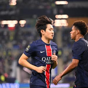 Arrivé au mercato estival en juillet 2023 en provenance de Majorque, Lee Kang-In, milieu/ailier coréen de 23 ans, est sous contrat jusqu’en juin 2028 au Paris Saint-Germain et s’impose davantage sur la saison 2024-2025 que lors de de la première saison irrégulière. Sans tout à fait convaincre tout le monde, ce qui attire des rumeurs autour du mercato. Ce mercredi, le journaliste Ben Jacobs a confirmé la tendance dans ce dossier. Although true Arsenal appreciate Lee Kang-in, PSG have no plans to sanction an exit. No contact made with the French champions, but understand any offers will be rebuffed in January. pic.twitter.com/pm8qmr3Zb2 — Ben Jacobs (@JacobsBen) January 7, 2025 « Bien qu’Arsenal apprécie Lee Kang-in, le PSG n’a pas l’intention de le laisser partir. Aucun contact n’a été établi avec les champions de France, mais il est entendu que toute offre sera repoussée en janvier. » C’est ce qui est affirmé dernièrement, Lee attire des intérêts dont celui d’Arsenal. Mais Lee n’es pas à vendre dans l’esprit du PSG. Il est régulièrement utilisé par le coach Luis Enrique a été intéressant, voire décisif, même si quelques performances plus ternes sont restées dans l’esprit de certains. Le mercato peut surprendre et tout peut aller très vite, alors on garde une certaine prudence. Mais la tendance n’est clairement pas à un départ de l’international coréen.