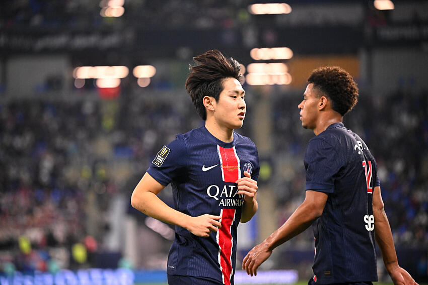 Arrivé au mercato estival en juillet 2023 en provenance de Majorque, Lee Kang-In, milieu/ailier coréen de 23 ans, est sous contrat jusqu’en juin 2028 au Paris Saint-Germain et s’impose davantage sur la saison 2024-2025 que lors de de la première saison irrégulière. Sans tout à fait convaincre tout le monde, ce qui attire des rumeurs autour du mercato. Ce mercredi, le journaliste Ben Jacobs a confirmé la tendance dans ce dossier. Although true Arsenal appreciate Lee Kang-in, PSG have no plans to sanction an exit. No contact made with the French champions, but understand any offers will be rebuffed in January. pic.twitter.com/pm8qmr3Zb2 — Ben Jacobs (@JacobsBen) January 7, 2025 « Bien qu’Arsenal apprécie Lee Kang-in, le PSG n’a pas l’intention de le laisser partir. Aucun contact n’a été établi avec les champions de France, mais il est entendu que toute offre sera repoussée en janvier. » C’est ce qui est affirmé dernièrement, Lee attire des intérêts dont celui d’Arsenal. Mais Lee n’es pas à vendre dans l’esprit du PSG. Il est régulièrement utilisé par le coach Luis Enrique a été intéressant, voire décisif, même si quelques performances plus ternes sont restées dans l’esprit de certains. Le mercato peut surprendre et tout peut aller très vite, alors on garde une certaine prudence. Mais la tendance n’est clairement pas à un départ de l’international coréen.