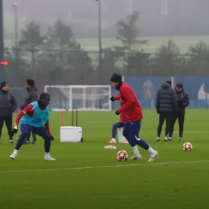 Relive Kvaratkshelia's 1st collective training session with PSG