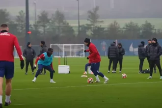 Relive Kvaratkshelia's 1st collective training session with PSG