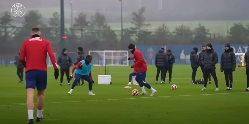 Relive Kvaratkshelia's 1st collective training session with PSG