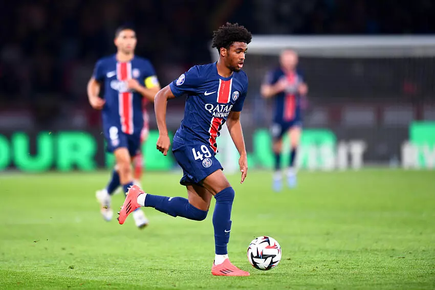 Official - PSG announce first professional contract for promising Titi!  