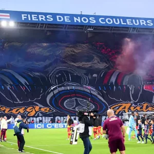 Liverpool/PSG - Parisian fans fill their stands in minutes!  