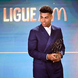 Trophées UNFP - The trophy for the best young player awarded!  