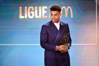 Trophées UNFP - The trophy for the best young player awarded!  
