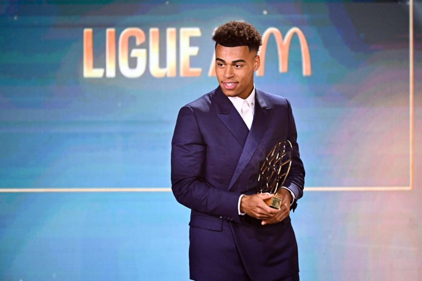 Trophées UNFP - The trophy for the best young player awarded!  