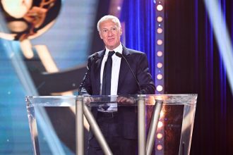 Deschamps applauds Luis Enrique “for keeping to his ideas despite the turbulence.”  