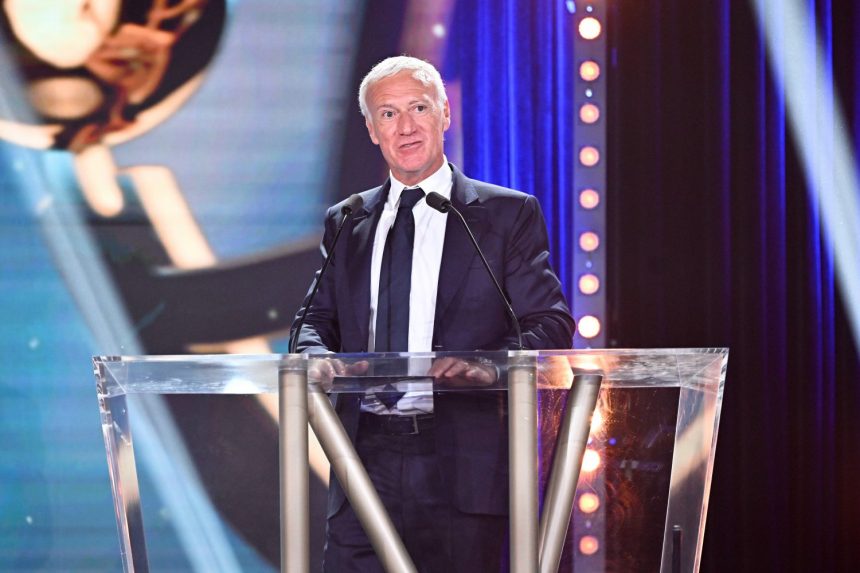 Deschamps applauds Luis Enrique “for keeping to his ideas despite the turbulence.”  
