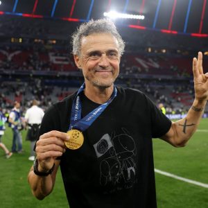 Luis Enrique's beautiful images with PSG fans  