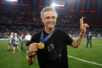 Luis Enrique's beautiful images with PSG fans  