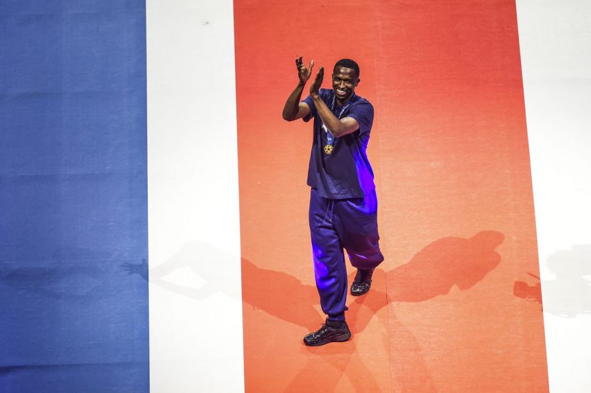 Official – PSG player receives prestigious award  