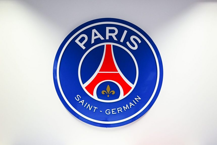 Official - PSG announce the signing of a professional contract  
