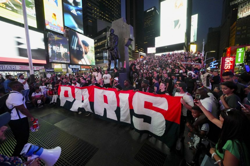 Chelsea/PSG - Incredible images of the Collectif Ultras Paris in Times Square  