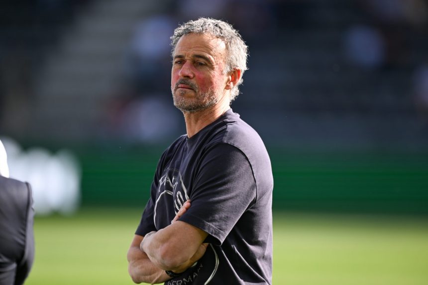 Angers vs PSG - Luis Enrique congratulates the new Busquets in Paris  