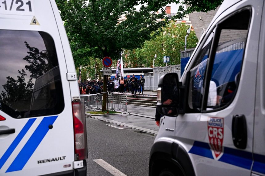 Terrible violence erupted between Parisian and Nice supporters on Thursday evening in Paris.  