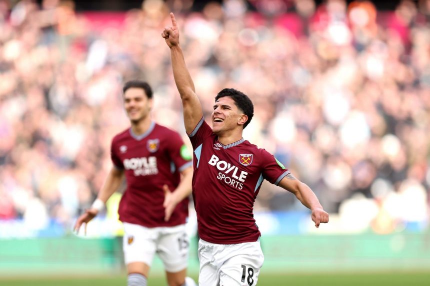 Transfer – PSG on the lookout for a departing Premier League midfielder  