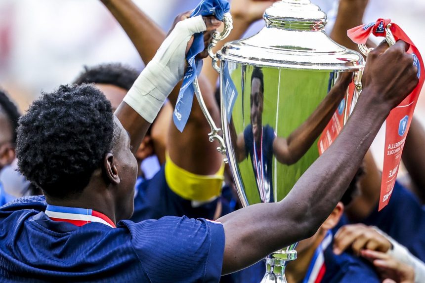 Transfer news – Emmanuel Mbemba is staying in Paris, but not at PSG.  