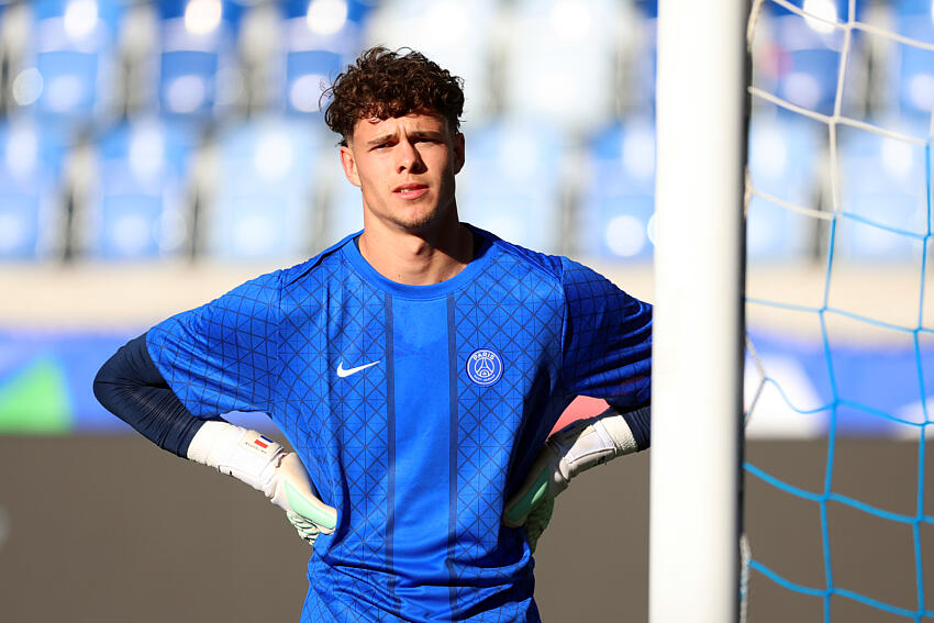 Official – Martin James leaves PSG in an emotional farewell and signs for the Bundesliga!  