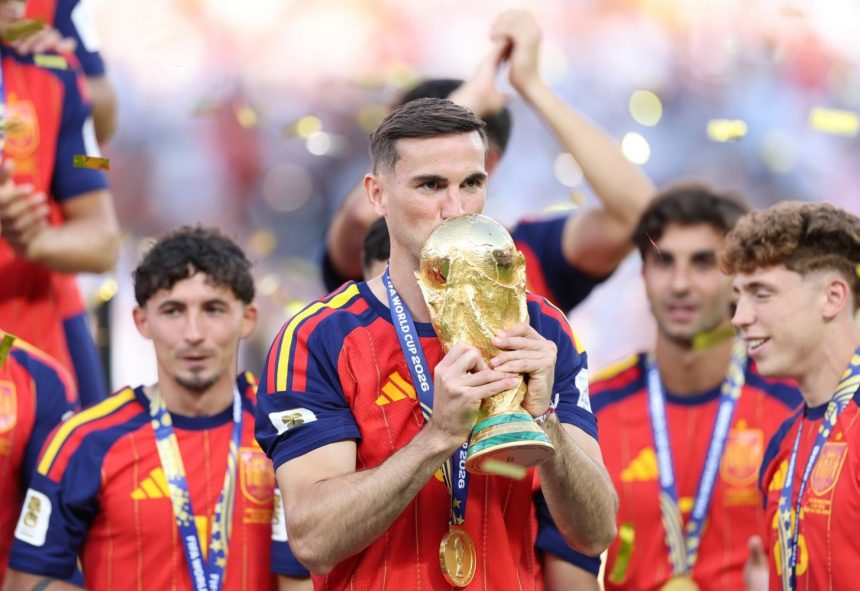 PSG – Fabián Ruiz savors a historic season following his World Cup title. PSG – Fabián Ruiz savors a historic season following his World Cup title.