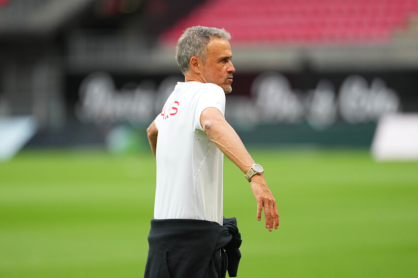 Lille vs. PSG – Luis Enrique reveals his unique way of following the Champions League draw.  