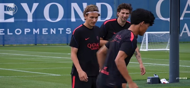 Video: Mika Godts' first steps at PSG  