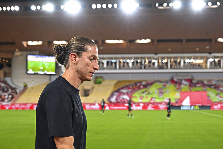 Filipe Luis rolls out the red carpet for PSG. Filipe Luis rolls out the red carpet for PSG.